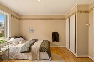 Det er også garderobeplass i mellomgang til boligens soveromsfløy 