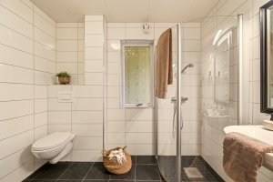 Baderom på 4.7 m² som ble omfattende oppgradert i 2012 (arbeidet ble utført av fagfolk) 