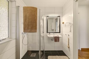 Fliselagt gulv og vegger, varmekabler og innfellbare dusjvegger