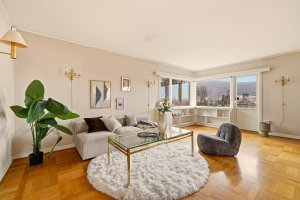 Stuen har en størrelse og form som gir plass til to sittegrupper