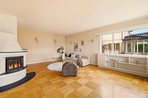 Peisen fra 1997 gir god oppvarming og fin stemning til rommet