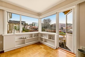 Stuevinduer og terrassedøren ble fornyet i 2014 med 3-lags isolerglass