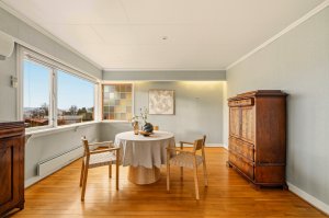 Gulvet i spisestuen har originalt parkett gulv og himlingen ble fornyet i 1997 