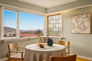 De store vindusflatene gjør den fine utsikten lett tilgjengelig, selv fra spisebordet