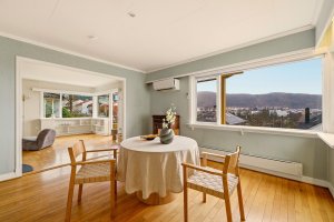 Spisestuen er på 16.3 m² og har plass til stort spisebord | Det er installert varmepumpe i spisestuen