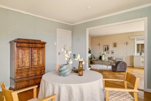 Ved større selskap er det mulig å dekke på langbord som trekker seg inn mot dagligstuen