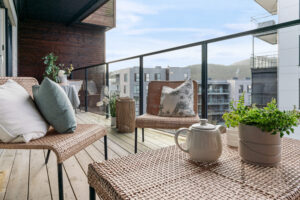 STILREN OG MODERNE 3-ROMS EIERLEILIGHET MED FAST GARASJEPLASS, STOR TERRASSE OG TRAPPEFRI TILKOMST 