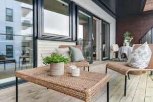 Terrassen er på 14 m² med overbygg og god plass til både sittegruppe og spisebord | Det er montert belysning og el. uttak på terrassen