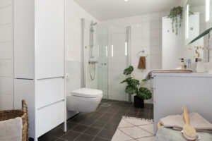 Delikat og innbydende baderom med fliselagt gulv og vegger, downlights i taket og vannbåren gulvvarme