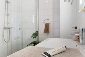 Løsning med fjernvarmeanlegget gjør at du unngår å ha egen varmtvannsbereder i leiligheten | Egen sone og opplegg til vaskemaskin og tørketrommel på badet