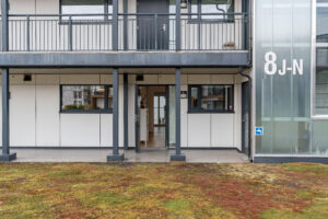 Inngangsparti med tett overbygg og enkel tilkomst til gang med heis og postkasser | Det er utelys samt utvendig el. uttak og vannuttak ved inngangen