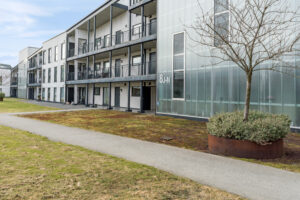 Det er enkel tilkomst til leiligheten med trappefri tilkomst fra hovedinngangen og fra garasjeanlegget