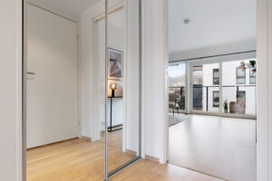 Ved enden av gangen er det montert speilskyvedørsgarderobe med hyller og løsning for oppheng. 