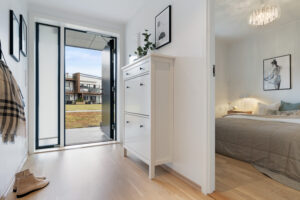 Velkommen inn | Pent inngangsparti med vannbåren gulvvarme, downlights i taket | God plass til sko og yttertøy