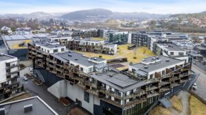 Her får du kort avstand til turområder ved Geitanuken, Tellavikafjellet, Høgstefjellet og ikke minst Veten, som er det høyeste fjellet i Åsane