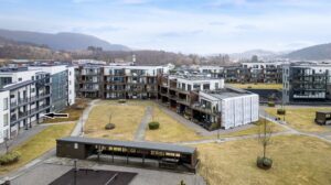 Leiligheten er beliggende ved koselig boligtun med felles takhage med gangstier og belysning samt plen og beplantning  