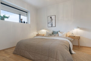 Leiligheten har to soverom, begge med plass til gode garderobeløsninger 