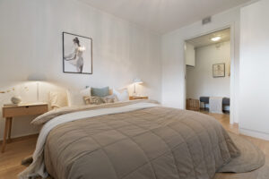 Det er dobbelt skyvedør mellom soverommet og bod/garderoberom