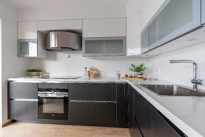 Her er rikelig med skap- og benkplass og god belysning over benkeplaten