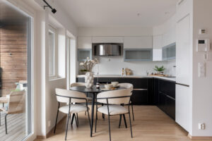 Integrert NEFF induksjonstopp med 80 cm bredde - Siemens stekeovn, oppvaskmaskin og kjøleskap med frysedel - Røroshetta ventilator i børstet stål og buet front