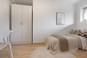 Hovedsoverommet er på 11.2 m² og soverom nr to (bildet) er på 8.1 m²