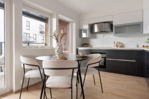 God plass til spisebord i sone mellom stue og kjøkken, her kan bordet også trekkes ut ved større besøk