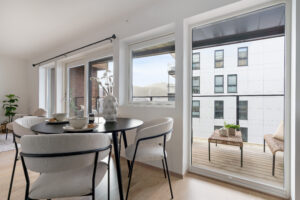 De store vindusflatene gir godt lysinnslipp til stue og kjøkken