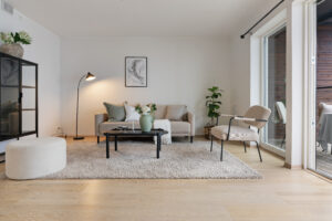 Kombinasjonen av vannbåren gulvvarme og balansert ventilasjonsanlegg med varmegjenvinning gir et godt inneklima og redusert energiforbruk