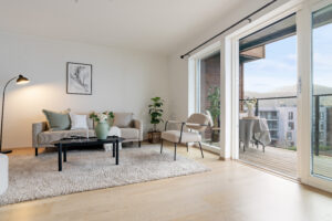 Fra stuen er det skyvedør ut til den fine terrassen