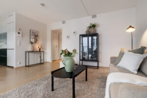 Det er installert sprinkleranlegg, seriekoblet brannvarslingsanlegg og betongskille mellom etasjene. 