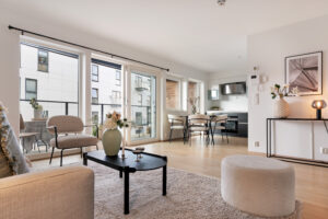 Fin overgang mellom stue og kjøkken som gir optimal romfølelse og fleksibilitet for plassering av møbler