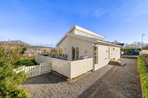 Åpent og stilrent areal på oppsiden av huset ved hovedinngangen