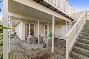 Fra begge kortsidene av huset er det trappetilkomst til terrassene og hagen på nedsiden av huset