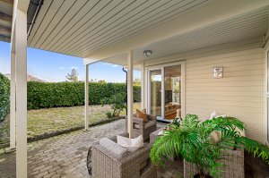 Deler av dette arealet har tett overbygg, noe som gjør bruken praktisk på varme men regnfulle dager