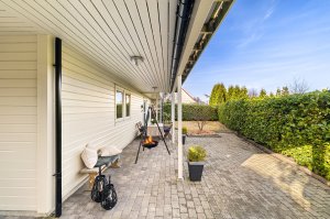 Høy og tett hekk skjermet hagen for innsyn | Fra hagen er det også tilkomst til utebod på 7.7 m² 