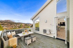 Huset ligger ved enden av boligfeltet med fri og fin utsikt 