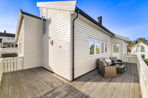 På sør/- østsiden av huset er det egen terrasse på 30 m², denne har også tilkomst fra stuen