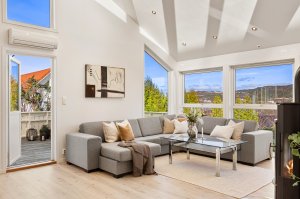 Boligen har balansert ventilasjonsanlegg med varmegjenvinning, varmepumpe og rentbrennende ildsted