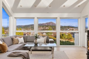 Vinduenes størrelse og plassering gjør den fine utsikten lett tilgjengelig, selv fra sofakroken