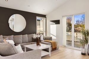 Det er montert lameller til vindu og terrassedør 