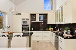 Tidløs og elegant innredning fra Sigdal med rikelig skap- og benkeplass