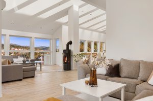 De store vindusflatene og takhøyden som strekker seg opp til 4.7 meter gir rommet et ekstra luftig uttrykk