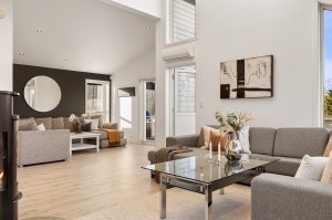 Stuen i hovedetasjen er inndelt med en sone for TV-stue og en som dagligstue