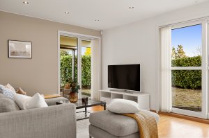 Fra denne stuen er det utgang til terrasse og den usjenert hagen på nedsiden av huset