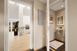 Praktisk løsning med eget toalettrom ved husets hovedinngang