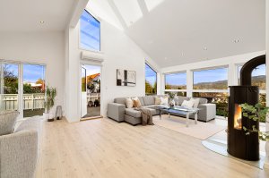 En nydelig stue som gir huset et eksklusivt preg | Boligen har utstrakt bruk med downlights i de fleste rom