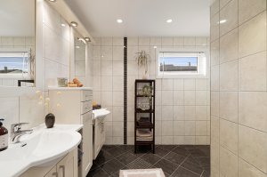 BADEROM HOVEDETASJE | Dette badet har et areal på 5.9 m² | Stor dusjsone 