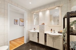 BADEROM HOVEDETASJE | Innredning med dobbel vask | Varmekabler og innfelt downlights