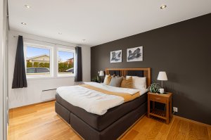 Huset har fire soverom, fordelt med ett i hovedetasjen (bildet) og tre i underetasjen