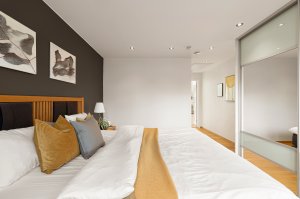 Foreldresoverommet i hovedetasjen har et areal på 17.3 m² med tilgang til eget baderom